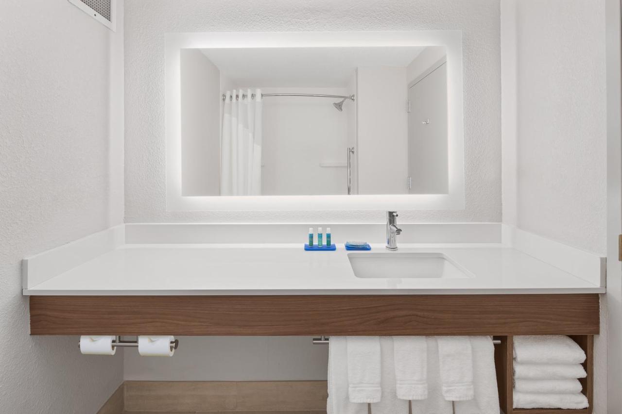 Holiday Inn Express Hotel & Suites Byron By Ihg Bagian luar foto