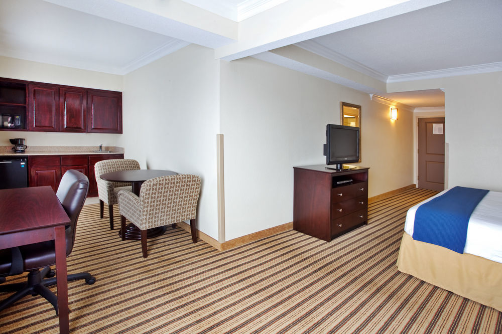 Holiday Inn Express Hotel & Suites Byron By Ihg Bagian luar foto