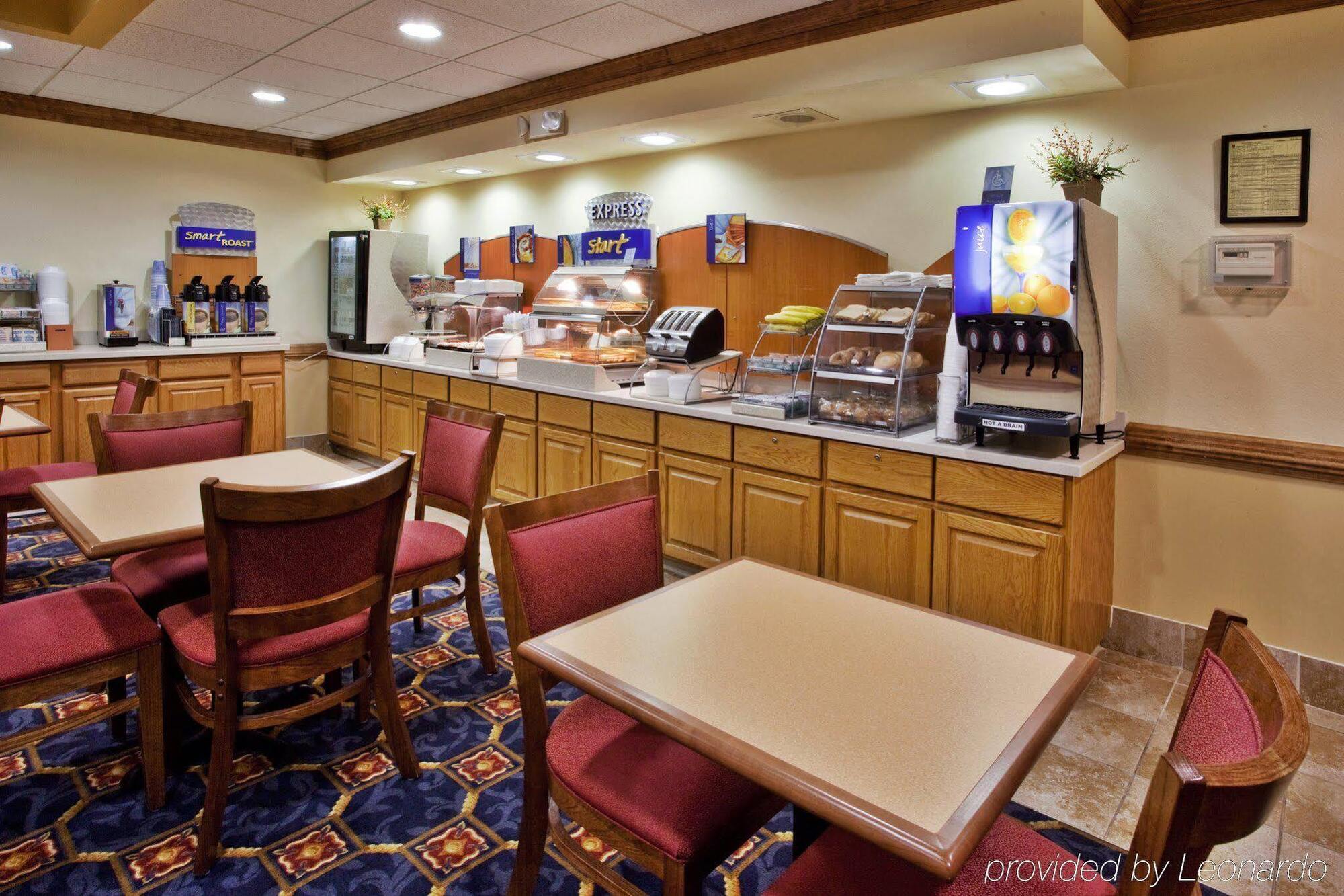 Holiday Inn Express Hotel & Suites Byron By Ihg Bagian luar foto